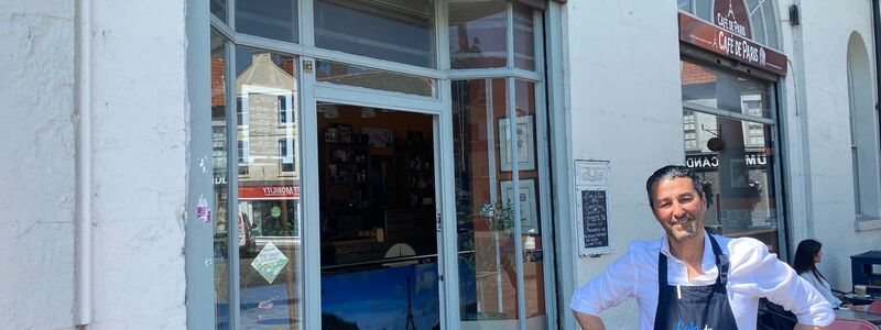 Ex-Bürgermeister Anton Dani steht vor seinem Café und hält den Brexit noch immer für eine gute Idee. - Foto: Benedikt von Imhoff/dpa