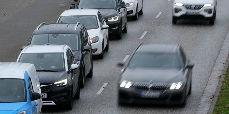 Der Automarkt in Deutschland belebt sich merklich. - Foto: Bernd Wüstneck/dpa