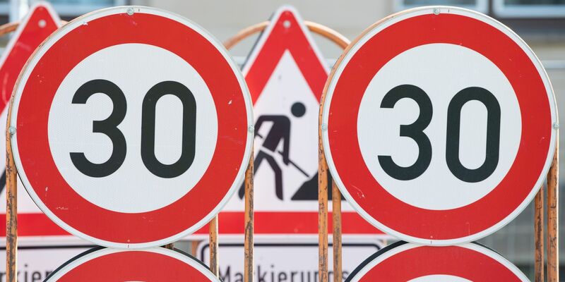 Laut Bundesverkehrsminister Wissing soll das Straßenverkehrsgesetz modernisiert und erweitert werden. Ein flächendeckendes Tempo 30 in Städten werde es aber nicht geben. - Foto: Sebastian Kahnert/dpa-Zentralbild/dpa