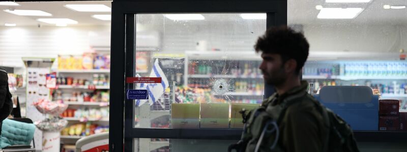Ein israelischer Sicherheitsbeamter steht am Tatort eines Anschlags nahe einer israelischen Siedlung im Westjordanland. - Foto: Ilia Yefimovich/dpa