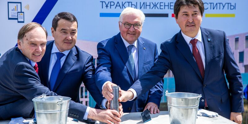 Bundespräsident Frank-Walter Steinmeier besucht das Wasserstoffprojekt «Hyrasia One» in Kasachstan. - Foto: Jens Büttner/dpa