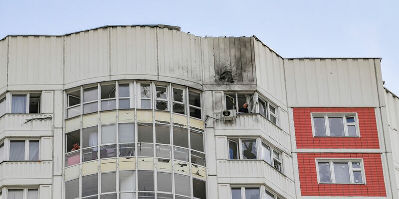 Schon in der Vergangenheit kam es zu Drohnen-Zwischenfällen, bei denen auch ein Wohnhaus in Moskau beschädigt wurde. - Foto: Alexander Zemlianichenko Jr/XinHua/dpa