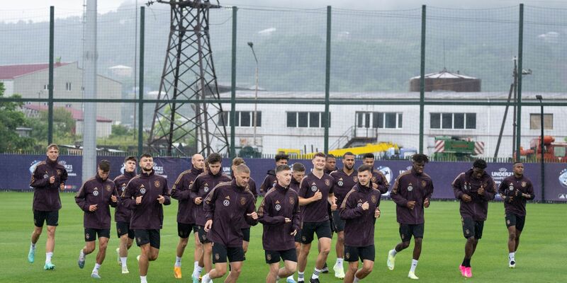 Das U21-Team beim Training. - Foto: Sebastian Kahnert/dpa