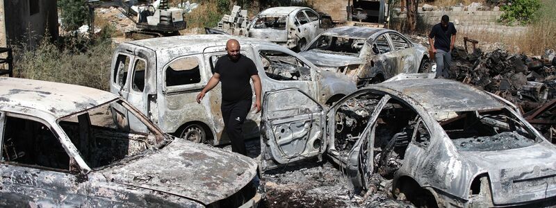 Zahlreiche Autos gingen bei den Ausschreitungen israelischer Siedler im Westjordanland in Flammen auf. - Foto: Ilia yefimovich/dpa
