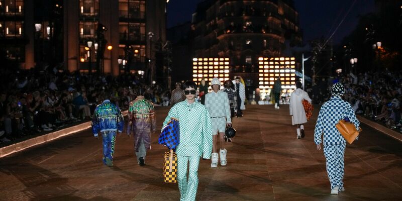 Models präsentieren die erste Louis Vuitton Herrenkollektion für die Saison Frühjahr/Sommer 2024, die von dem US-Musiker Williams kreiert wurde. - Foto: Christophe Ena/AP