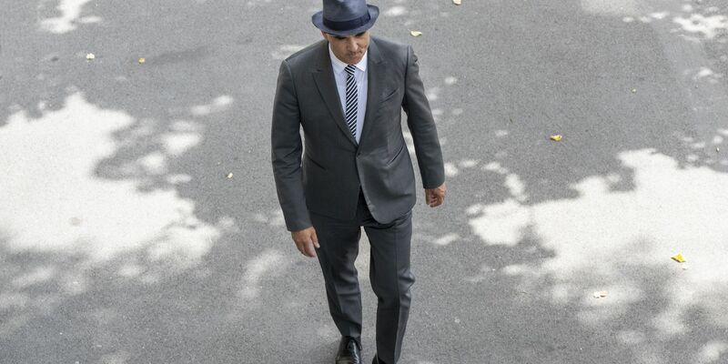 Bundespräsident Alain Berset auf dem Weg zur Konferenz, bei der er seinen Rücktritt erklärt. - Foto: Marcel Bieri/KEYSTONE/dpa