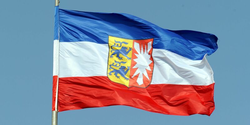 Die Landesfahne von Schleswig-Holstein: Das Bundesland möchte die Ukraine unterstützen. - Foto: Carsten Rehder/dpa