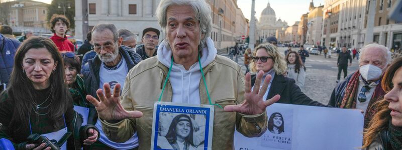 Bei einem Sit-in in der Nähe des Petersdoms hat Pietro Orlandi ein Bild seiner Schwester Emanuela umgehängt. - Foto: Gregorio Borgia/AP/dpa