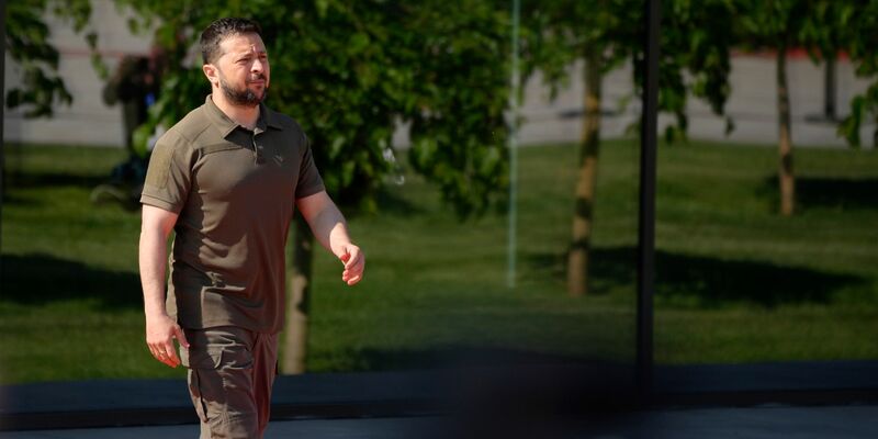 Wolodymyr Selenskyj: Russische Minenfelder erschweren das Vorankommen der ukrainischen Truppen. - Foto: Andreea Alexandru/AP/dpa