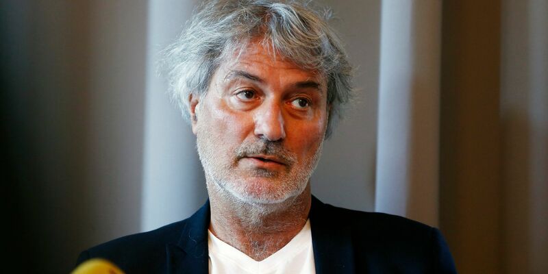 Dr. Paolo Macchiarini, Chirurg aus Italien, spricht während einer Pressekonferenz. Ein Berufungsgericht in Stockholm verurteilte den früheren Chirurgen zu einer Gefängnisstrafe. - Foto: Magnus Andersson/TT News Agency/AP/dpa