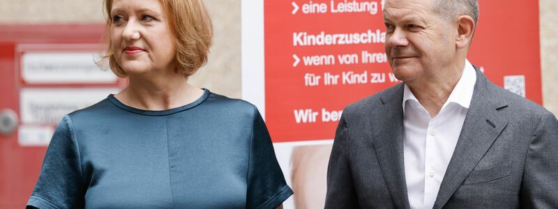 Bundeskanzler Olaf Scholz und Familienministerin Lisa Paus besuchen die Familienkasse Berlin-Brandenburg. - Foto: Odd Andersen/afp Pool/dpa