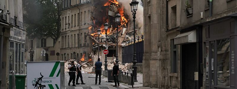 Nach einer Gasexplosion sind im Zentrum der französischen Hauptstadt mehrere Gebäude in Brand geraten. - Foto: Abdulmonam Eassa/AFP/dpa