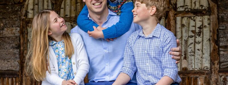 Der britische Thronfolger Prinz William mit seinen Kindern Prinzessin Charlotte (l-r), Prinz Louis und Prinz George. - Foto: Millie Pilkington/Kensington Palace/PA Media/dpa