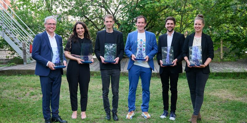 Die Preisträger: Daniel Brössler (l-r), Dunja Ramadan, Moritz Aisslinger, Jan Georg Plavec, Simon Koenigsdorff und Julia Ruhnau. - Foto: Annette Riedl/dpa