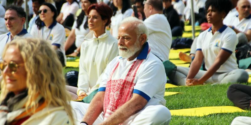 Indiens Premier Narendra Modi nimmt in New York an einem Yoga-Kurs teil. - Foto: Christina Horsten/dpa