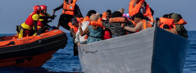 Helfer einer spanischen Nichtregierungsorganisation unterstützen auf dem Mittelmeer in Not geratene Menschen aus Eritrea, Libyen und dem Sudan. - Foto: Joan Mateu Parra/AP/dpa