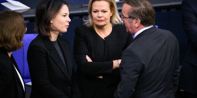 Außenministerin Annalena Baerbock (v.l.), Innenministerin Nancy Faeser und Verteidigungsminister Boris Pistorius ehren am heutigen «Tag des Peacekeeping» zivile Experten, Polizisten und Soldaten. - Foto: Bernd von Jutrczenka/dpa