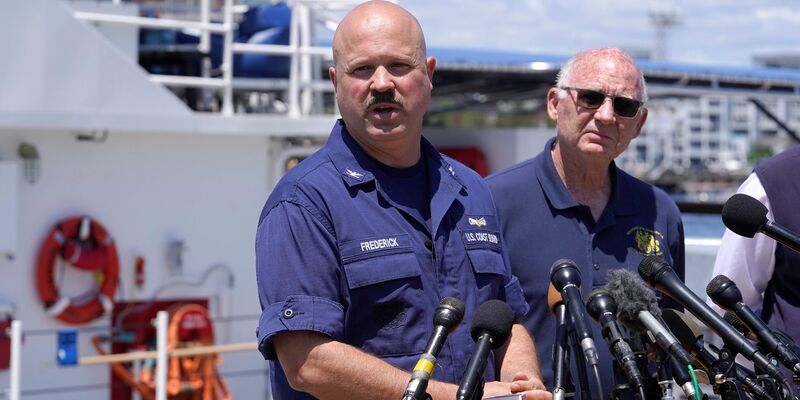Koordinator Jamie Frederick spricht während einer Pressekonferenz auf dem Stützpunkt der US-Küstenwache in Boston. - Foto: Steven Senne/AP/dpa