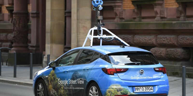 Mit einer auffälligen Kamera auf dem Dach fährt ein Auto von Google Street-View durch das Gerichtsviertel in Frankfurt. - Foto: Arne Dedert/dpa
