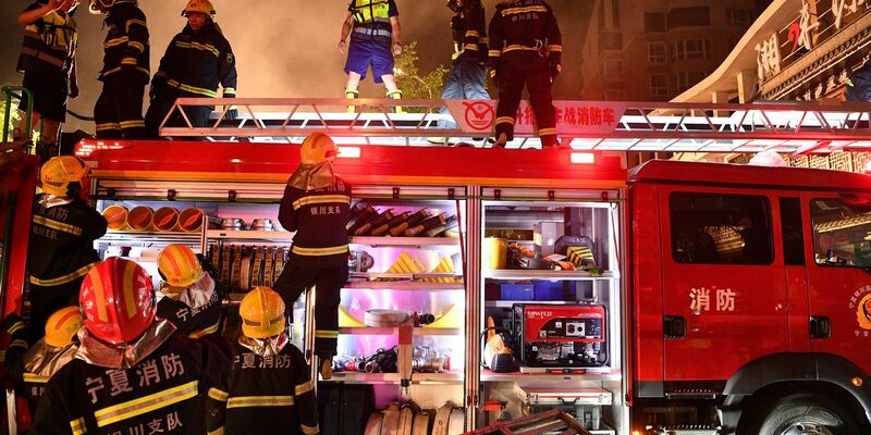 Feuerwehrleute am Ort der Explosion in einem Restaurant in der nordwestchinesischen autonomen Region Ningxia Hui. - Foto: Wang Peng/Xinhua/AP/dpa