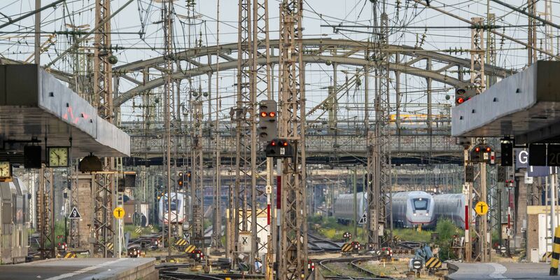 Blick auf die Einfahrt zum Münchner Hauptbahnhof. - Foto: Peter Kneffel/dpa