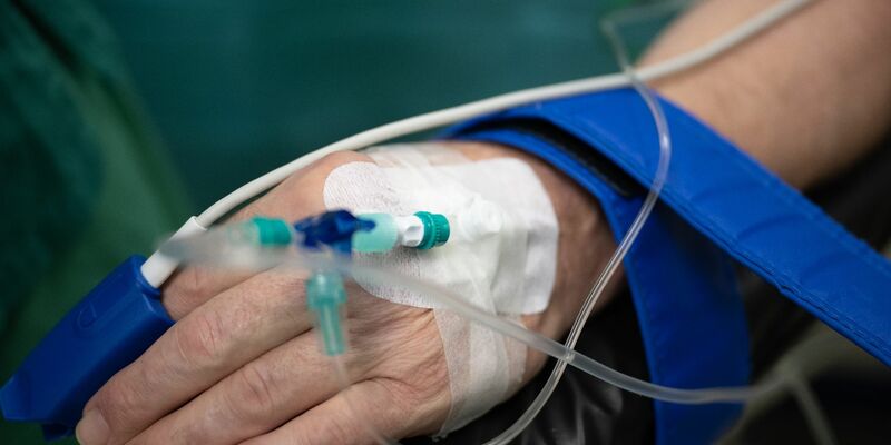 Laut dem Leiter der Regierungskommission, Tom Bschor, sterben im gegenwärtigen System Patientinnen und Patienten mit Schlaganfall und Krebs «früher als nötig, weil zu viele Krankenhäuser diese Behandlungen durchführen» (Symbolbild). - Foto: Sebastian Gollnow/dpa