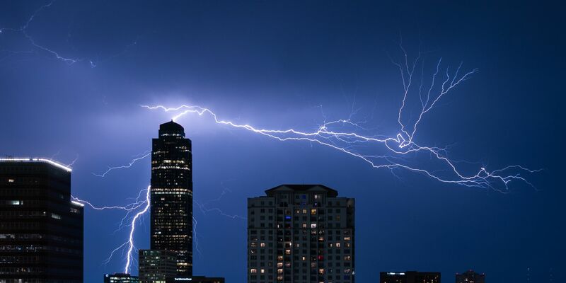 Ein Blitz am Himmel über Houston. Bei heftigen Unwettern sind im Norden des US-Bundesstaates Texas mehrere Menschen ums Leben gekommen. - Foto: Chen Chen/XinHua/dpa