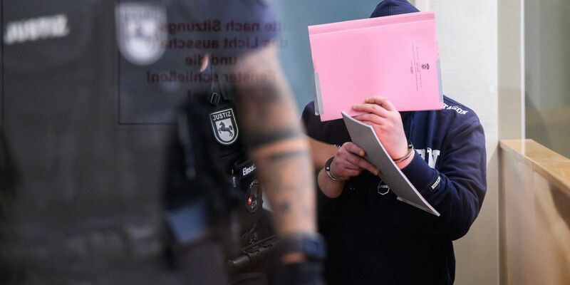 Der Angeklagte kommt in den Gerichtsaal im Landgericht Hannover. - Foto: Julian Stratenschulte/dpa