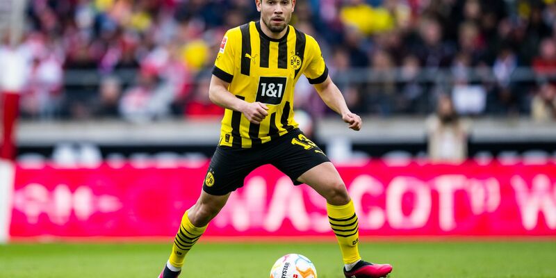 Bayern Münchens Raphael Guerreiro (r) musste verletzt ausgewechselt werden. - Foto: Tom Weller/dpa