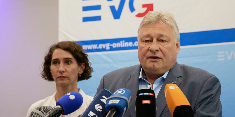 EVG-Tarifvorständin Cosima Ingenschay und der EVG-Vorsitzende Martin Burkert informieren über das weitere Vorgehen im Tarifkonflikt mit der Deutschen Bahn. - Foto: Jörg Carstensen/dpa