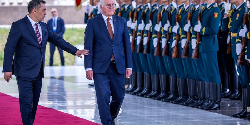 Bundespräsident Frank-Walter Steinmeier wird in Bischkek von seinem kirgisischen Amtskollegen Sadyr Schaparow (l) empfangen. - Foto: Jens Büttner/dpa