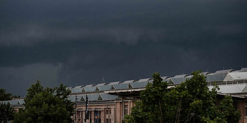 Polizisten stehen im Juni 2020 vor einem unter Quarantäne gestellten Wohngebäude in der Göttinger Innenstadt. - Foto: Swen Pförtner/dpa