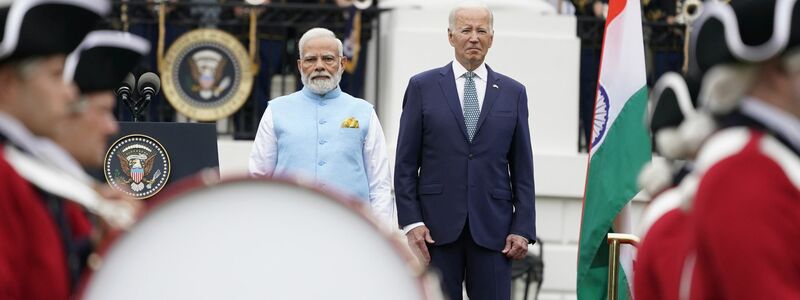 Viel Pomp: Indiens Premier Modi (l) und US-Präsident Biden während der Ankunftszeremonie. - Foto: Andrew Harnik/AP/dpa