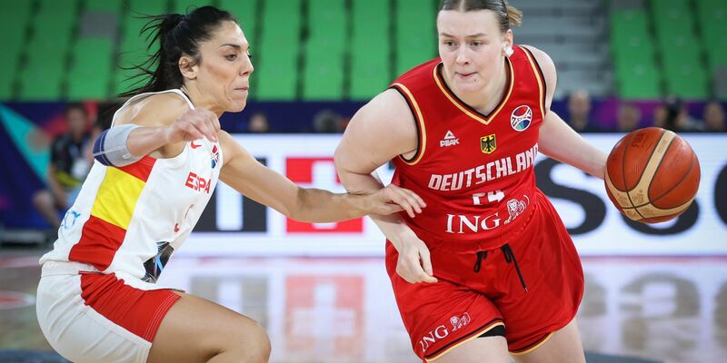 Spaniens Cristina Ouvina (l)versucht Lina Sontag im Drive zu stoppen. - Foto: Virginie Lefour/belga/dpa