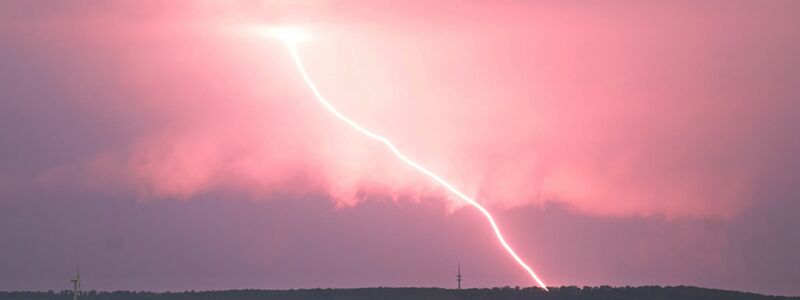 Ein Blitz schlägt während eines Unwetters in der Nähe von Einbeck im Landkreis Northeim ein. - Foto: Julian Stratenschulte/dpa
