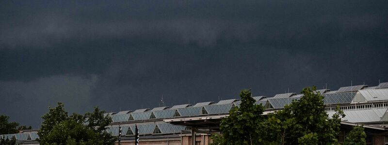 Dunkle Gewitterwolken ziehen über die Göttinger Lokhalle. - Foto: Swen Pförtner/dpa