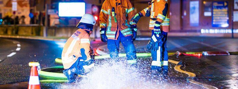 Einsatzkräfte der Feuerwehr pumpen in  Braunschweig Regenwasser aus einem Keller. - Foto: Moritz Frankenberg/dpa