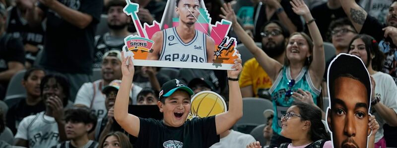 Fans jubeln während der NBA-Draft-Party der San Antonio Spurs im AT&T Center. Die Spurs wählten Wembanyama mit der ersten Wahl aus. - Foto: Eric Gay/AP
