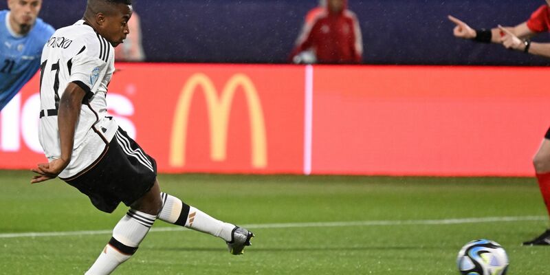 Im Auftaktspiel der deutschen U21 verschoss Youssoufa Moukoko früh einen Elfmeter. - Foto: Sebastian Kahnert/dpa