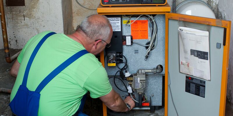 Die Fachkräftelücke im Bereich Sanitär-, Heizungs- und Klimatechnik ist größer geworden. - Foto: Jens Büttner/dpa-Zentralbild/dpa/Symbolbild