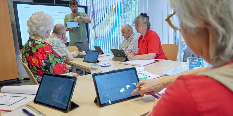 Teilnehmer lernen bei einem Kurs der Arbeiterwohlfahrt unter anderem, wie ein Touchpad zu bedienen ist. - Foto: Jörg Carstensen/dpa