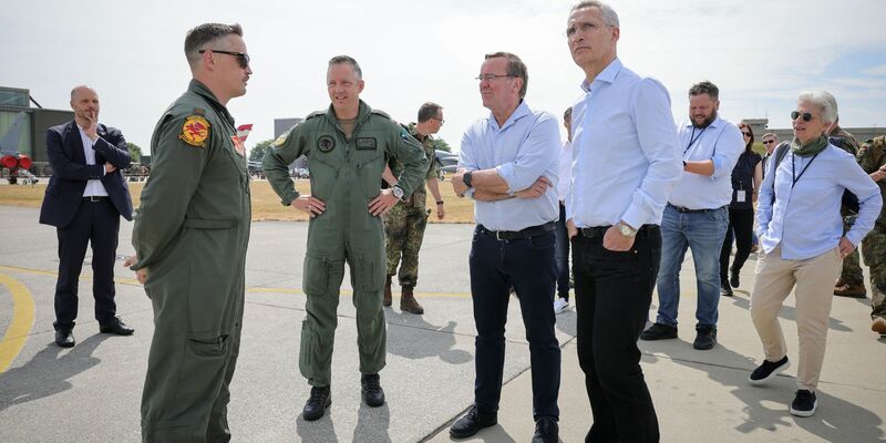 Marie-Agnes Strack-Zimmermann (FDP, r) mit Nato-Generalsekretär Jens Stoltenberg (3.v.r) und Verteidigungsminister Boris Pistorius (SPD, 4.v.r) bei ihrem Besuch auf dem Luftwaffenstützpunkt Jagel. - Foto: Christian Charisius/dpa
