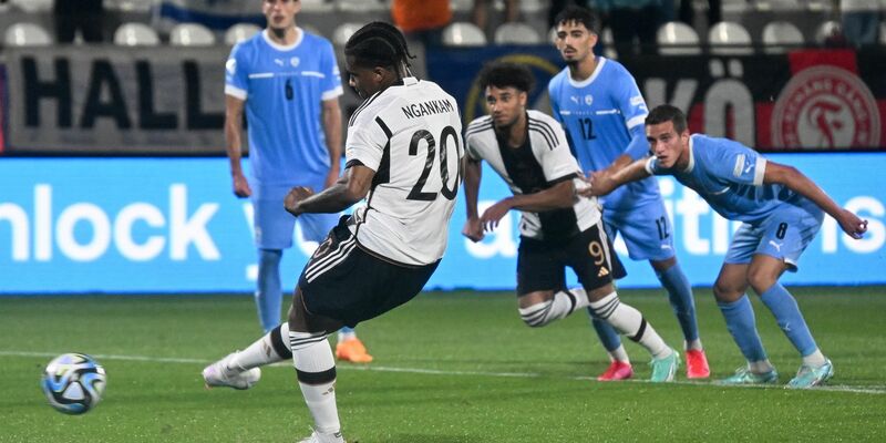 Die rassistischen Beleidigungen gegen Jessic Ngankam (r) und weitere U21-Spieler beschäftigen die deutsche Mannschaft. - Foto: Sebastian Kahnert/dpa