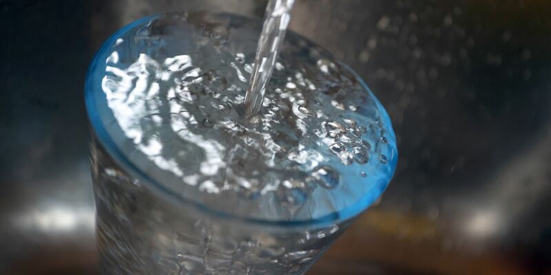 Leitungswasser gilt in Deutschland als sehr sicheres Lebensmittel. - Foto: Karl-Josef Hildenbrand/dpa