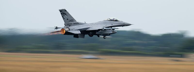 Ein F-16 Kampfflugzeug der US Air Force startet zum Abschluss des Luftwaffen-Manövers «Air Defender 2023». An dem Manöver unternahmen die teilnehmenden Nationen 1808 Übungsflüge. - Foto: Daniel Reinhardt/dpa
