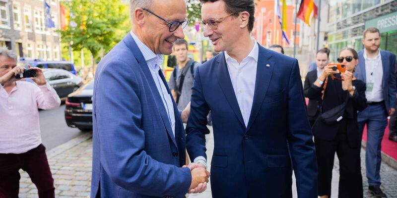Beim Sommerfest der Landesvertretung Nordrhein-Westfalen in Berlin demonstrierten CDU-Chef Friedrich Merz (l) und NRW-Ministerpräsident Hendrik Wüst Einigkeit. - Foto: Christoph Soeder/dpa