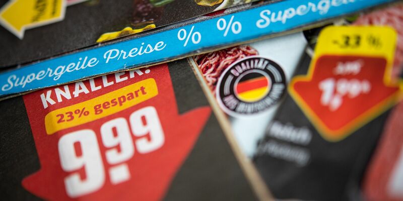 Rewe verzichtet auf die Werbeprospekte vor allem aus Nachhaltigkeitsgründen. - Foto: Sebastian Gollnow/dpa