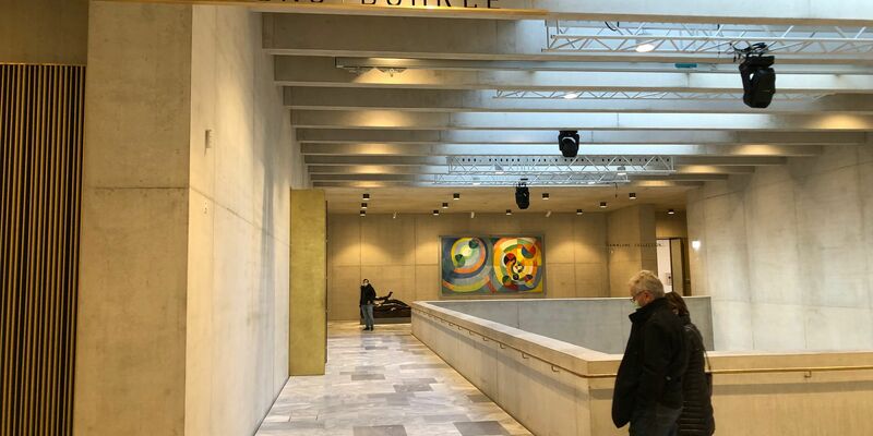 Besucher gehen durch den neuen Anbau im Kunsthaus Zürich mit der Bührle-Sammlung. - Foto: Christiane Oelrich/dpa