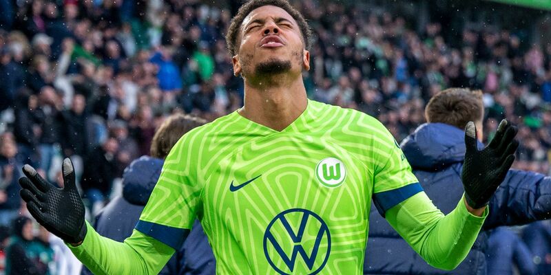 Felix Nmecha jubelt nach seinem Tor zum 2:2. Der Angreifer soll vor einem Wechsel nach Dortmund stehen. - Foto: David Inderlied/dpa