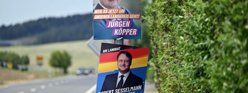 Plakate von AfD-Kandidat Robert Sesselmann und CDU-Kandidat Jürgen Köpper hängen an einer Straße in Sonneberg. - Foto: Martin Schutt/dpa